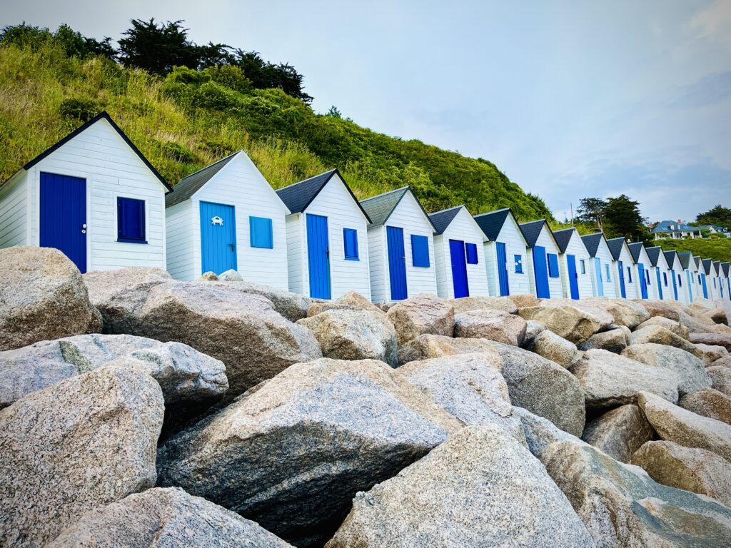 Kleine Holzhäuser am Strand in der Normandie
