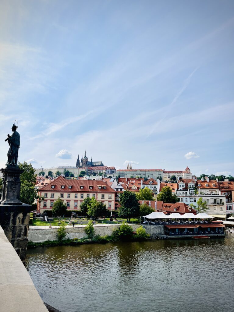 Blick auf die Prager Burg von der Karlsbrücke aus