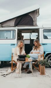 zwei Frauen vor VW Bus