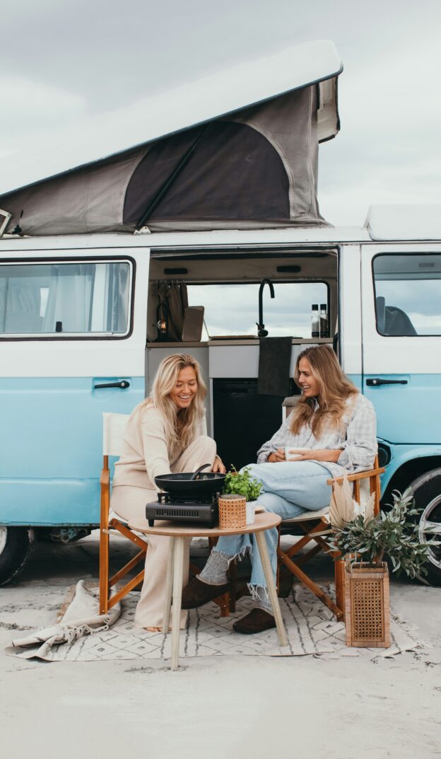 zwei Frauen vor VW Bus