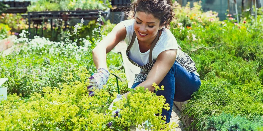Frau bei Gartenarbeit