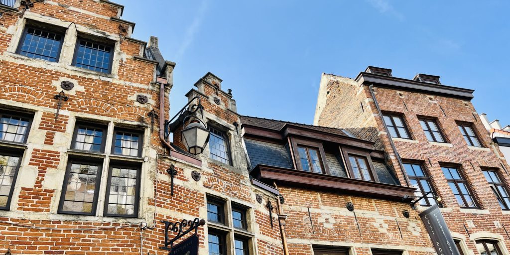 Häuserfront in Brüssel