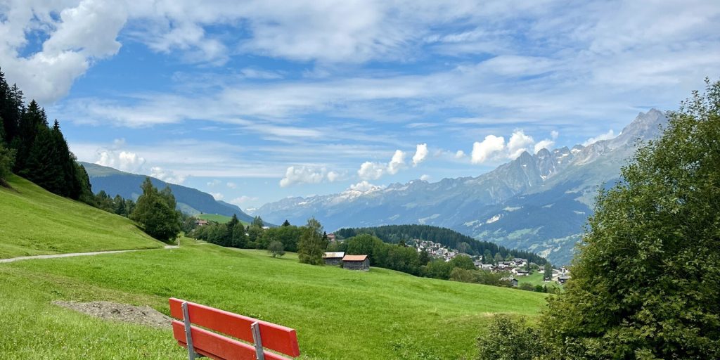 Rote Bank auf Berg in der Schweiz
