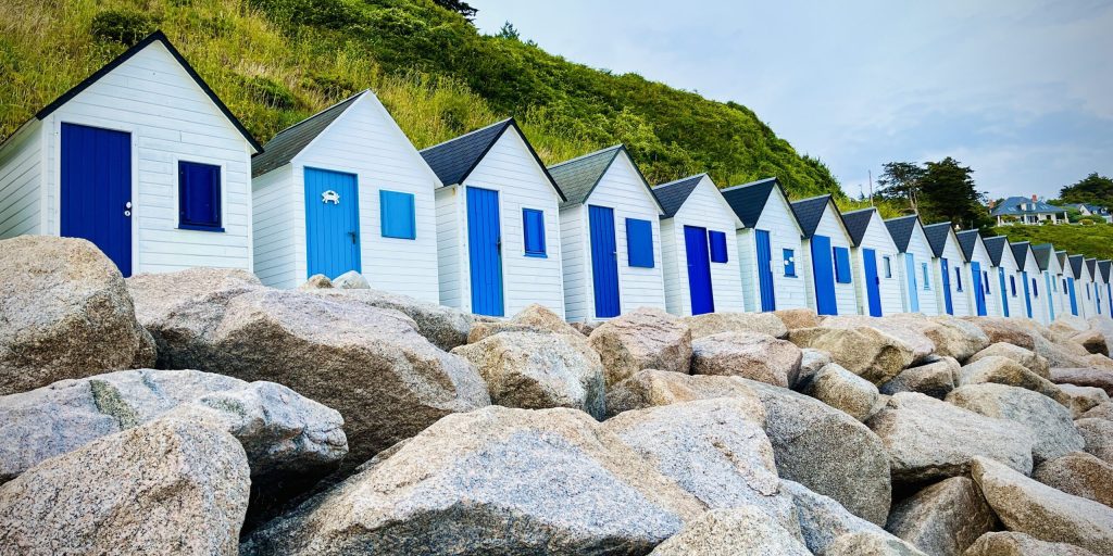Kleine Holzhäuser am Strand in der Normandie