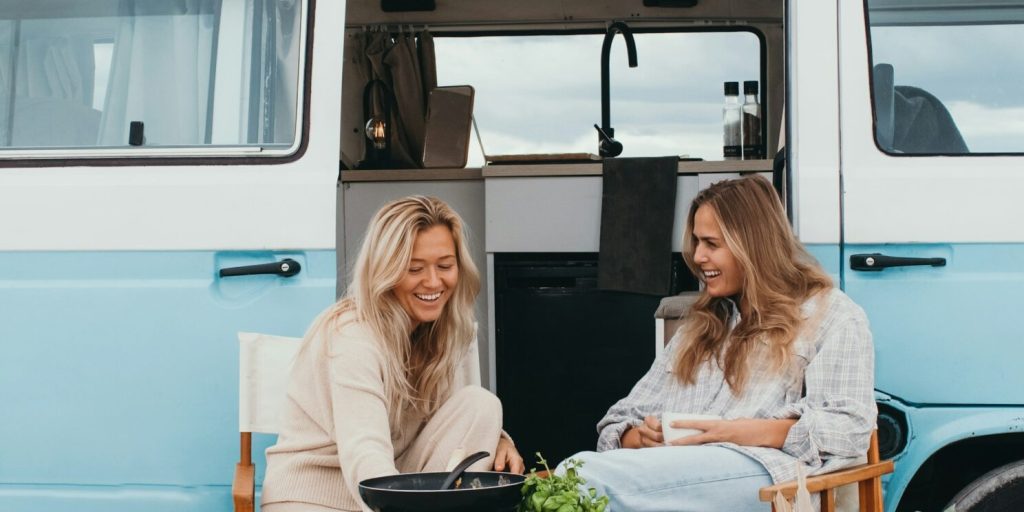 zwei Frauen vor VW Bus